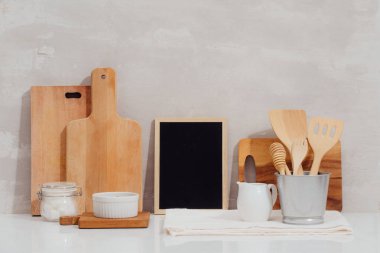 Metin için boş alanı olan mutfak gereçleri, ev mutfak dekoru konsepti, ön görünüm