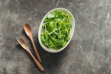 Beyaz tabak, yemek tatlı taze organik mikro yeşillik