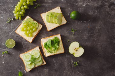 Çeşitli meyve ve karanlık bir arka plan ekmek
