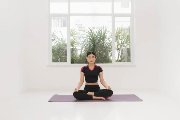 Una Mujer Practica Yoga Cerca Ventana — Foto de Stock