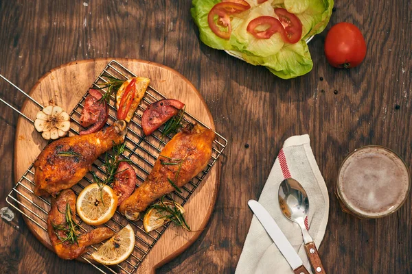 Izgara Barbekü tavuk taze otlar ve domates ile