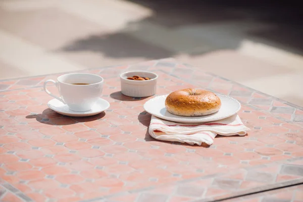 Xícara Café Com Pão Mesa Pela Manhã Com Luz Solar — Fotografia de Stock