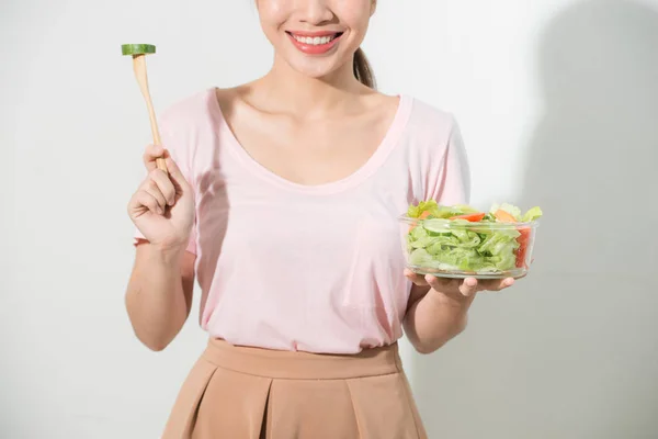 Retrato Una Chica Juguetona Feliz Comiendo Ensalada Fresca Tazón Guiñando —  Fotos de Stock