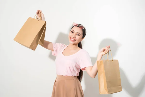 Beyaz Arka Planda Alışveriş Torbaları Olan Genç Bir Kadın — Stok fotoğraf