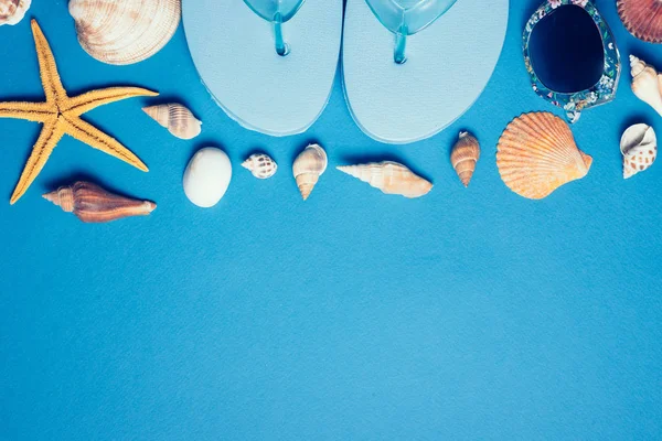 Muscheln Und Seesterne Auf Blauem Holzgrund Kopierraum Für Ihren Text — Stockfoto