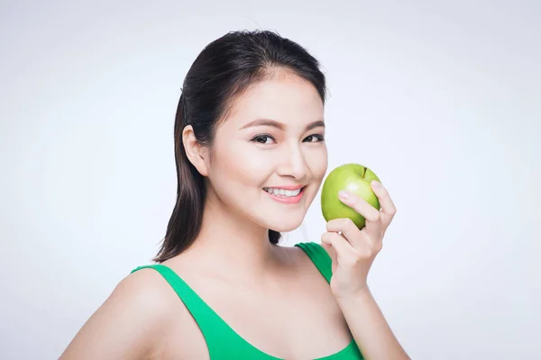 Ελκυστική Χαμογελαστός Νεαρός Ασιατική Γυναίκα Τρώει Πράσινο Μήλο Απομονωθεί Λευκό — Φωτογραφία Αρχείου