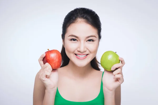 Ελκυστική Χαμογελώντας Νέα Ασιατική Γυναίκα Που Κρατά Πράσινο Μήλο Απομονωθεί — Φωτογραφία Αρχείου