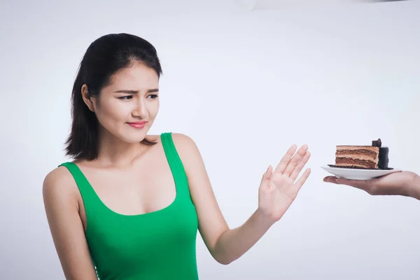 食事と栄養の概念 美しい若いアジア女性を恐れてケーキ白で隔離 — ストック写真