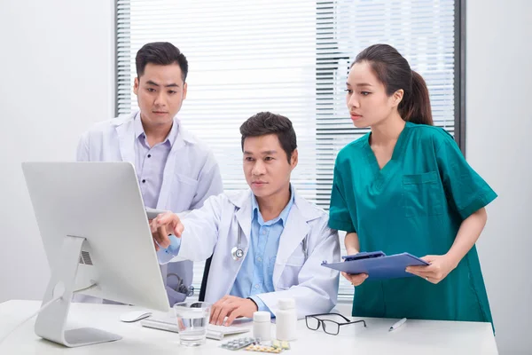 Three Doctors Discussing Patient Files Office — Stock Photo, Image