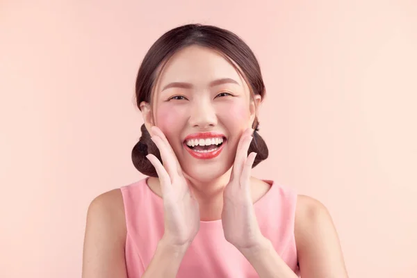 Belle Fille Asiatique Avec Maquillage Professionnel Coiffure Élégante Isolée Sur — Photo