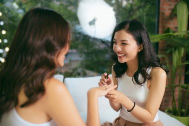 İki kadın arkadaş bir manikür yapın. El bakım kavramı.