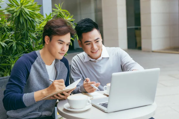 Mensen Uit Het Bedrijfsleven Document Kijken Bespreken Terwijl Café Twee — Stockfoto