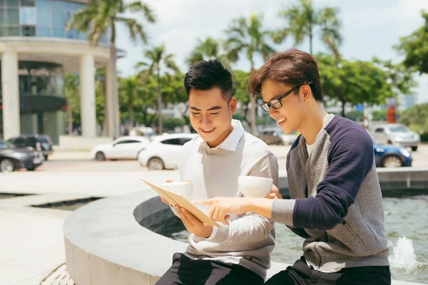 Двое Мужчин Помощью Планшетного Компьютера Интернет Азиатские Друзья Ребята Сидя — стоковое фото