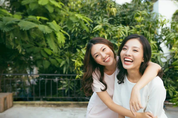 Ομορφιές Στυλ Δύο Όμορφες Νεαρές Γυναίκες Καλοντυμένος Χαμογελώντας Κάμερα Ενώ — Φωτογραφία Αρχείου