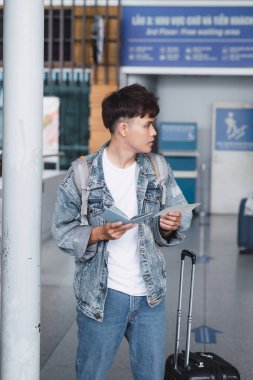 Traveler pasaport ve bilet birilerinin havaalanında bekliyor