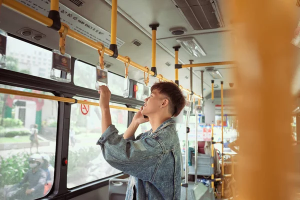 Guapo Hipster Hombre Moderno Llamando Por Teléfono Móvil Autobús — Foto de Stock