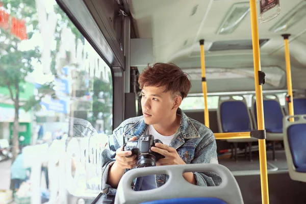 Jovem Asiático Homem Tirar Uma Foto Ônibus Com Sua Câmera — Fotografia de Stock