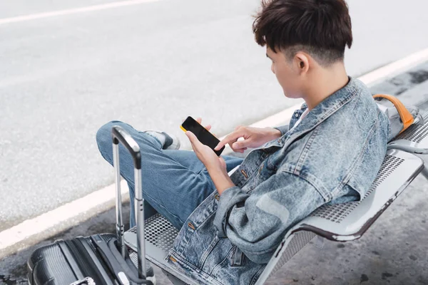 Молодой Человек Тянет Использует Чемодан Смартфона Современном Терминале Аэропорта Путешествующий — стоковое фото