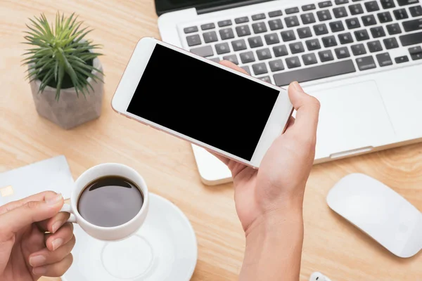 Mannelijke Handen Met Witte Telefoon Met Leeg Scherm Tafel Van — Stockfoto