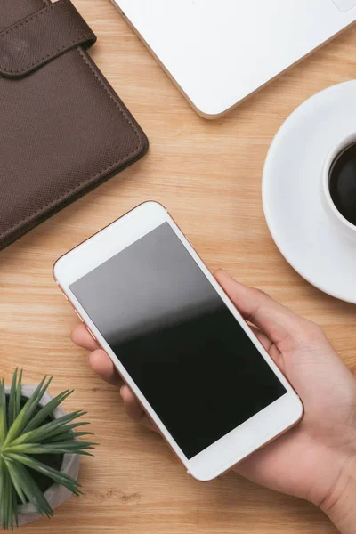 Hombres Usando Teléfono Móvil Cafetería Pantalla Blanco Para Publicidad —  Fotos de Stock