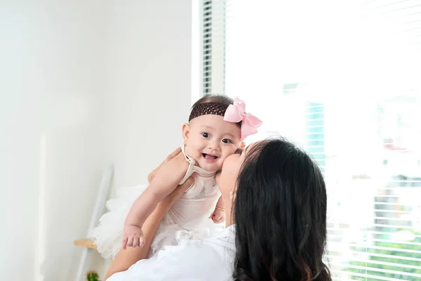 Família Feliz Mãe Bebê Filha Brinca Abraçando Beijando Casa Perto — Fotografia de Stock