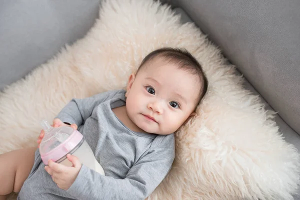 Азиатский Младенец Ест Молоко Бутылки Через Месяцев После Рождения — стоковое фото