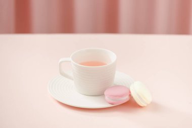 macarons veya bademli kurabiye tatlı tatlı yemek güzel.