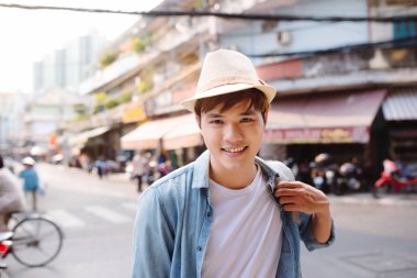 Erkek turist backpackers şehirde yaz seyahat etmek tatil seyahat.