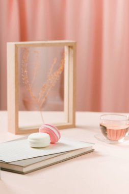 macarons veya bademli kurabiye tatlı tatlı yemek güzel.