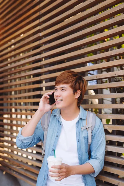 Jovem Asiático Homem Sorrindo Falando Celular Fora Com Espaço Cópia — Fotografia de Stock