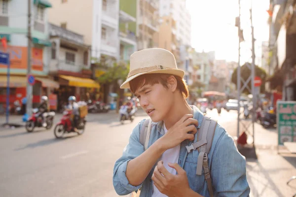 年轻的亚洲旅游背包客在乔龙在唐人街 — 图库照片