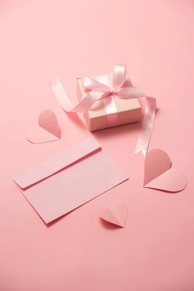 Journée Femme Modèle Romantique Maquette Avec Papier Coeur Cadeau Boîte — Photo