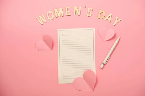 Mutlu Kadının Günü Mesajı Mercan Kağıt Arka Plan Hakkında Kalp — Stok fotoğraf