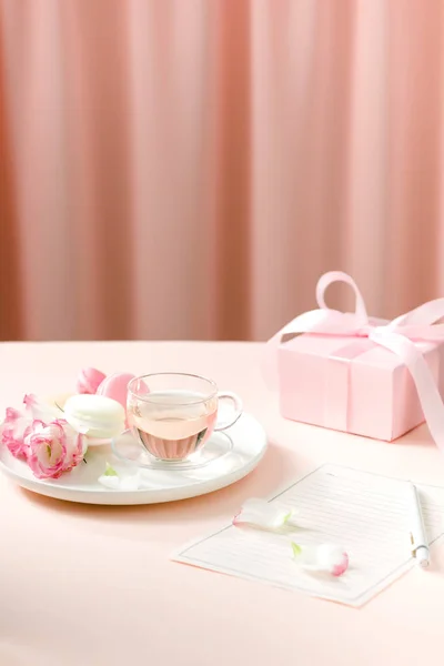 Hediye Çiçek Bir Fincan Çay Yıldönümü Gün — Stok fotoğraf