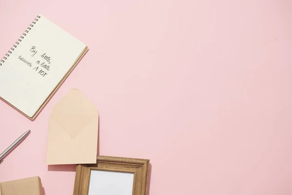 Cuaderno Abierto Con Páginas Blanco Sobre Fondo Rosa Con Hermoso — Foto de Stock