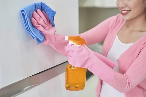 Mujer Con Guantes Protectores Limpiando Refrigerador Con Trapo Interior —  Fotos de Stock