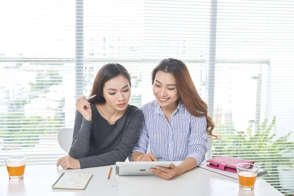 ビジネス チームワークと人コンセプト 女性のチームまたはラップトップ コンピューターをオフィスで働いているビジネスウーマン — ストック写真