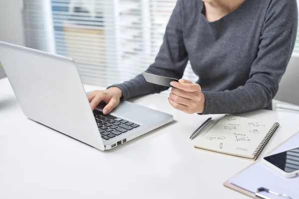 Vacker Dam Som Sitter Vid Ett Bord Office Liv Arbetsplatsen — Stockfoto