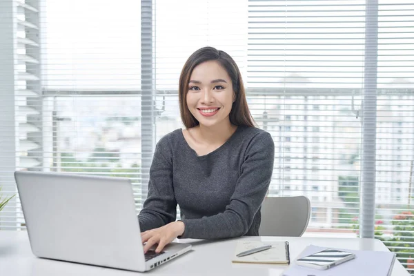 Una Hermosa Dama Sentada Una Mesa Vida Oficina Lugar Trabajo —  Fotos de Stock