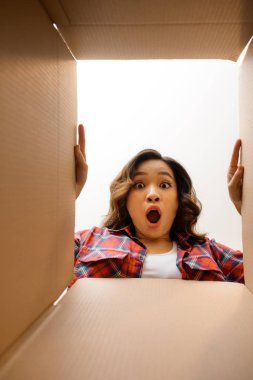 Gülümseyen genç kadın bir karton kutu, tehcir ve unpacki açma