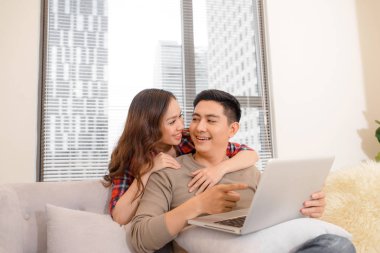 mutlu genç çift öğrenci ev arkadaşı ben ile gelecek projesi yapmak