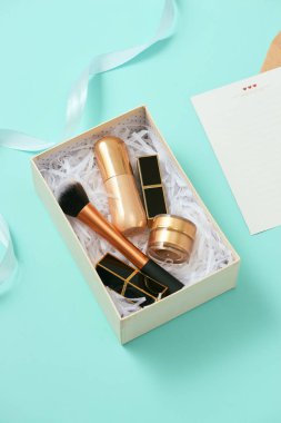 Hediye kutusu ile serum, allık, fırçalar, krem ve ruj makyaj