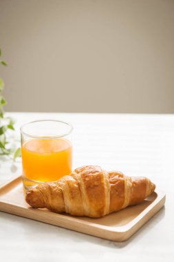 Sabah kahvaltı kruvasan ve meyve suyu ile