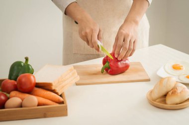 Erkek Dilimleme taze kırmızı biber eller