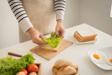 Hazırlama ve evde sabah kahvaltı.