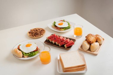 Lezzetli taze ev yapımı kahvaltı masasında