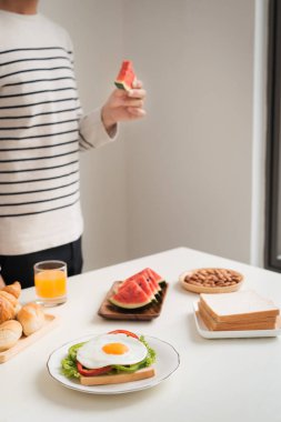 Erkekler kahvaltı tost ile masada olması