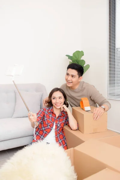 Casa, pessoas, reparação e conceito imobiliário - casal sorridente wi — Fotografia de Stock