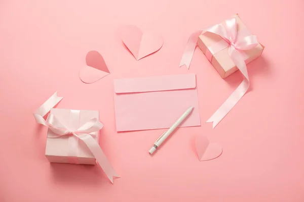 Festa della donna; modello romantico; modello con carta cuore; b rosa — Foto Stock