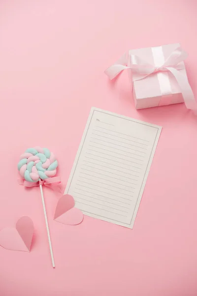 A white sheet of paper for message to loved one, candy on pink b — Stock Photo, Image